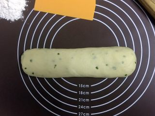 3、改良版墨西哥卷饼（香葱鸡蛋味）,面团移到面板上，搓成长条状