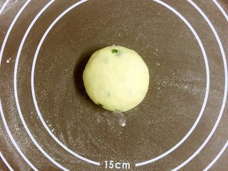 4、改良版墨西哥卷饼（香葱鸡蛋味）,取一个小面团置于面板中心