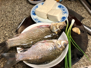 1、奶白鲫鱼豆腐汤➕朝看白水暮青山,食材合照：活鲫鱼两条，嫩豆腐约300g，小葱两根，姜一块