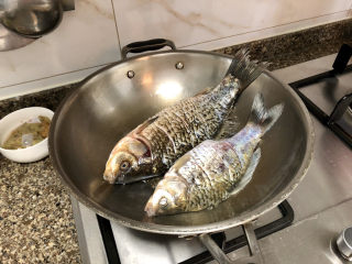 7、奶白鲫鱼豆腐汤➕朝看白水暮青山,锅烧热，这样不锈钢锅可以不粘，放适量食用油，放入鱼，中火煎