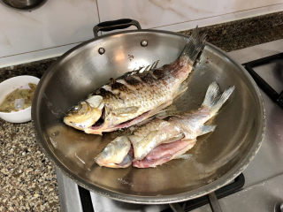 8、奶白鲫鱼豆腐汤➕朝看白水暮青山,不要急着翻动，等晃动锅鱼可以晃动，就可以翻面，两面煎到焦黄