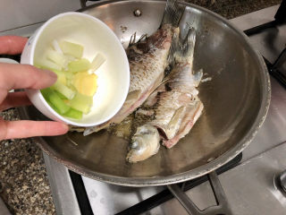 9、奶白鲫鱼豆腐汤➕朝看白水暮青山,放入葱姜，煸香