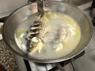 13、奶白鲫鱼豆腐汤➕朝看白水暮青山,中大火炖10分钟，鱼汤变白