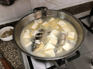 14、奶白鲫鱼豆腐汤➕朝看白水暮青山,放入豆腐，煮开