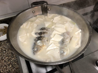 16、奶白鲫鱼豆腐汤➕朝看白水暮青山,鱼汤已经变浓很白了