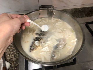 18、奶白鲫鱼豆腐汤➕朝看白水暮青山,根据个人口味添加适量食盐调味