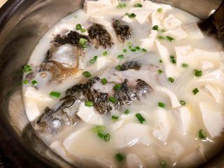 22、奶白鲫鱼豆腐汤➕朝看白水暮青山,这道汤，做法简单，鱼汤奶白，鱼肉细嫩，汤鲜味美，营养丰富，喜欢的小伙伴，一起来试试吧????