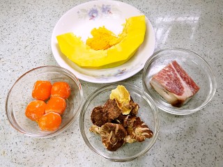 1、蟹黄豆腐南瓜羹,准备好材料（还有豆腐没入镜）。