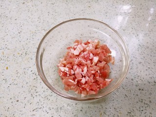 3、蟹黄豆腐南瓜羹,火腿切成细丁。