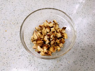 4、蟹黄豆腐南瓜羹,香菇泡开后切成细丁。