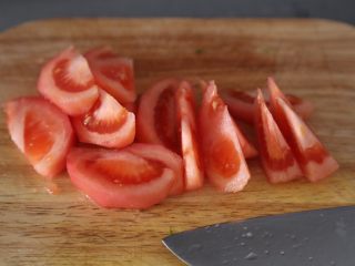 4、番茄豆腐汤,番茄切大块