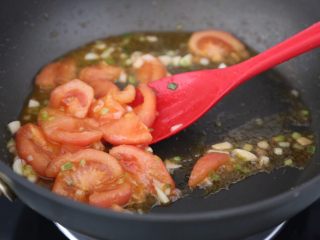 8、番茄豆腐汤,继续翻炒至番茄软烂出汁