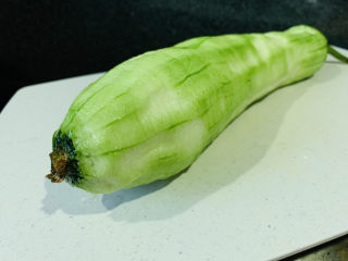 4、丝瓜花蛤汤,丝瓜削皮