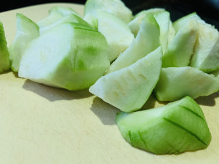 5、丝瓜花蛤汤,滚刀切块