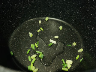 6、丝瓜花蛤汤,锅加食用油，加少许葱，炒香