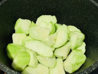 7、丝瓜花蛤汤,加丝瓜，翻炒