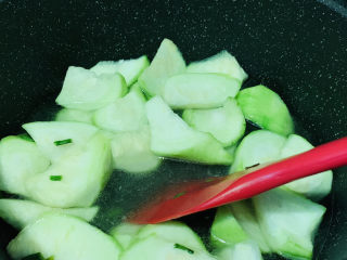 8、丝瓜花蛤汤,加入适量清水