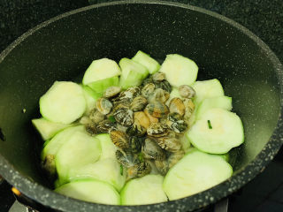 10、丝瓜花蛤汤,转大火