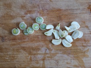 4、香菇烧腐竹——下饭菜带来的幸福感!,葱切葱花,蒜切片。