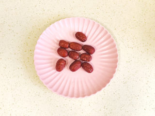 3、紫薯银耳粥,红枣洗净