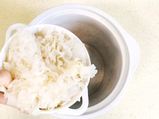 5、紫薯银耳粥,将洗净的银耳倒入炖锅里