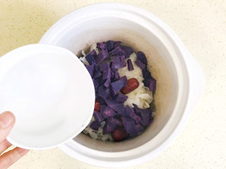 8、紫薯银耳粥,再加两碗水