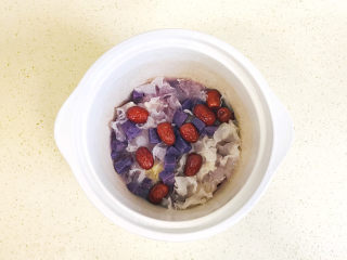 9、紫薯银耳粥,水要抹过食材，因为银耳会发起来的