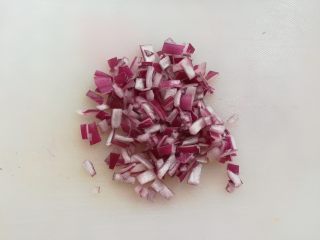 4、洋葱蔬米饼,洋葱边角碎料切成颗粒状