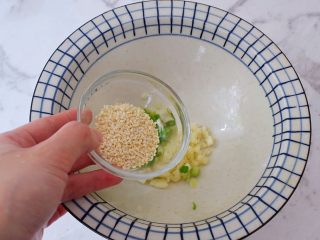 4、酸辣拌面,加入白芝麻