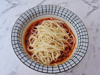 14、酸辣拌面,捞出放入刚才调好的酱汁拌匀即可