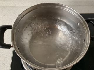 2、辣炒花蛤,锅中放水烧开