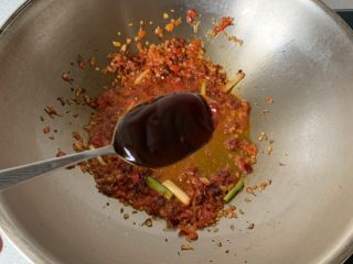 6、辣炒花蛤,加入一勺蚝油