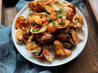 11、辣炒花蛤,装盘撒葱花，开吃！