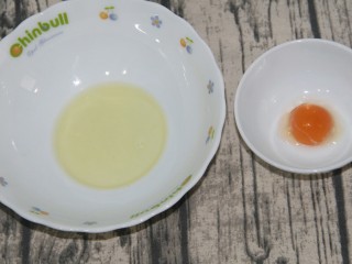 4、原味松饼,把蛋黄和蛋白分开