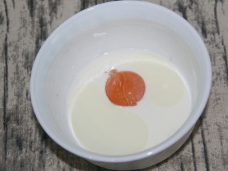 5、原味松饼,蛋黄和牛奶，还有5g植物油，混合在一起