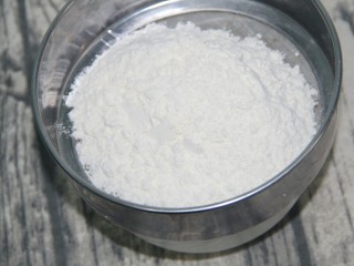 7、原味松饼,筛入低粉