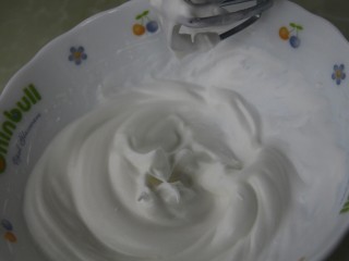 10、原味松饼,打发成如图状态，呈弯勾状