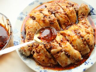 11、香辣口水鸡,加刚才调好的料汁，要全部包裹鸡腿。