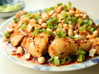 12、香辣口水鸡,撒上小葱碎和花生米，就做好了。