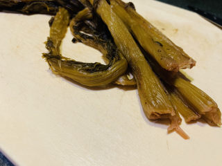 2、酸菜炖排骨,洗净