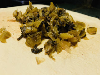 3、酸菜炖排骨,切断