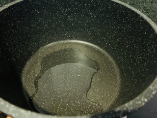 6、酸菜炖排骨,锅加食用油