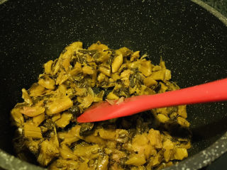 8、酸菜炖排骨,炒香