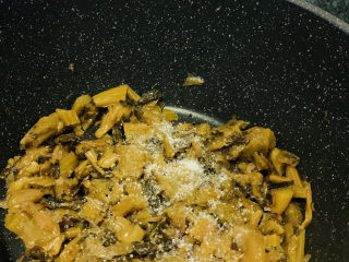 9、酸菜炖排骨,加白糖，翻炒