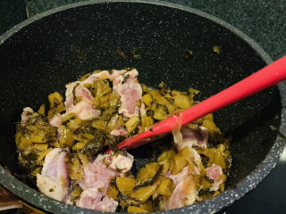 11、酸菜炖排骨,翻炒变色