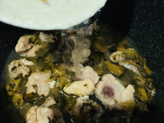 12、酸菜炖排骨,加清水