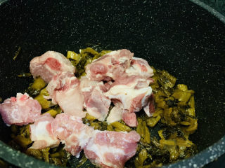 10、酸菜炖排骨,加入排骨