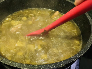 17、酸菜炖排骨,搅拌均匀