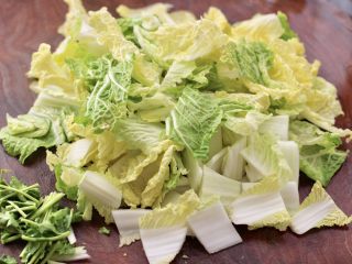 4、火腿炖白菜,大白菜用刀切成方块状,香菜切段。