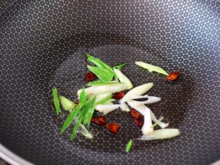 5、火腿炖白菜,锅烧热后倒入花生油烧热后,小火慢慢炸香八角后,大火爆香蒜苗。